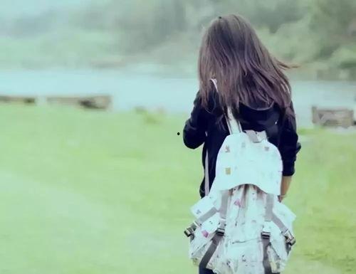 娱乐吃瓜酱背影图片女